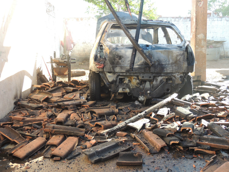 Carro pegou fogo e ficou completamente destruído. Foto: Rádio Caçula