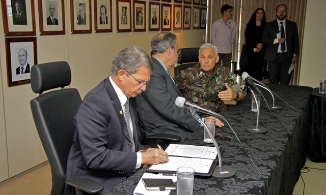 Ministros Silva e Luna, da Defesa, e Jungmann, da Segurança, na assinatura do acordo (Foto: Divulgação)