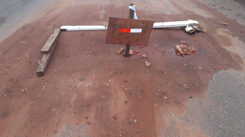 Preocupados com o alto número de acidentes registrados, os próprios moradores improvisaram uma sinalização para evitar novos acidentes - Fotos: Arquivo pessoal / Rádio Caçula