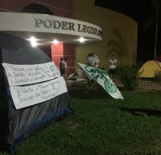 Moradores protestam contra dois integrantes da Comissão Processante, também denunciados pelo MP e que devem pedir absolvição de dois acusados (Foto: Divulgação)