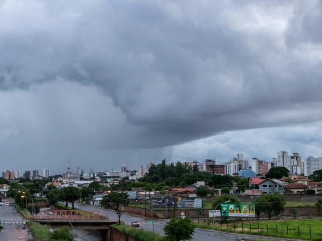 Céu fechado na manhã desta quarta-feira em Campo Grande. (Foto: Henrique Kawaminami)