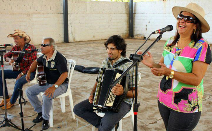 Os professores de musica oferecem aulas de violão para os internos.Foto: Assessoria