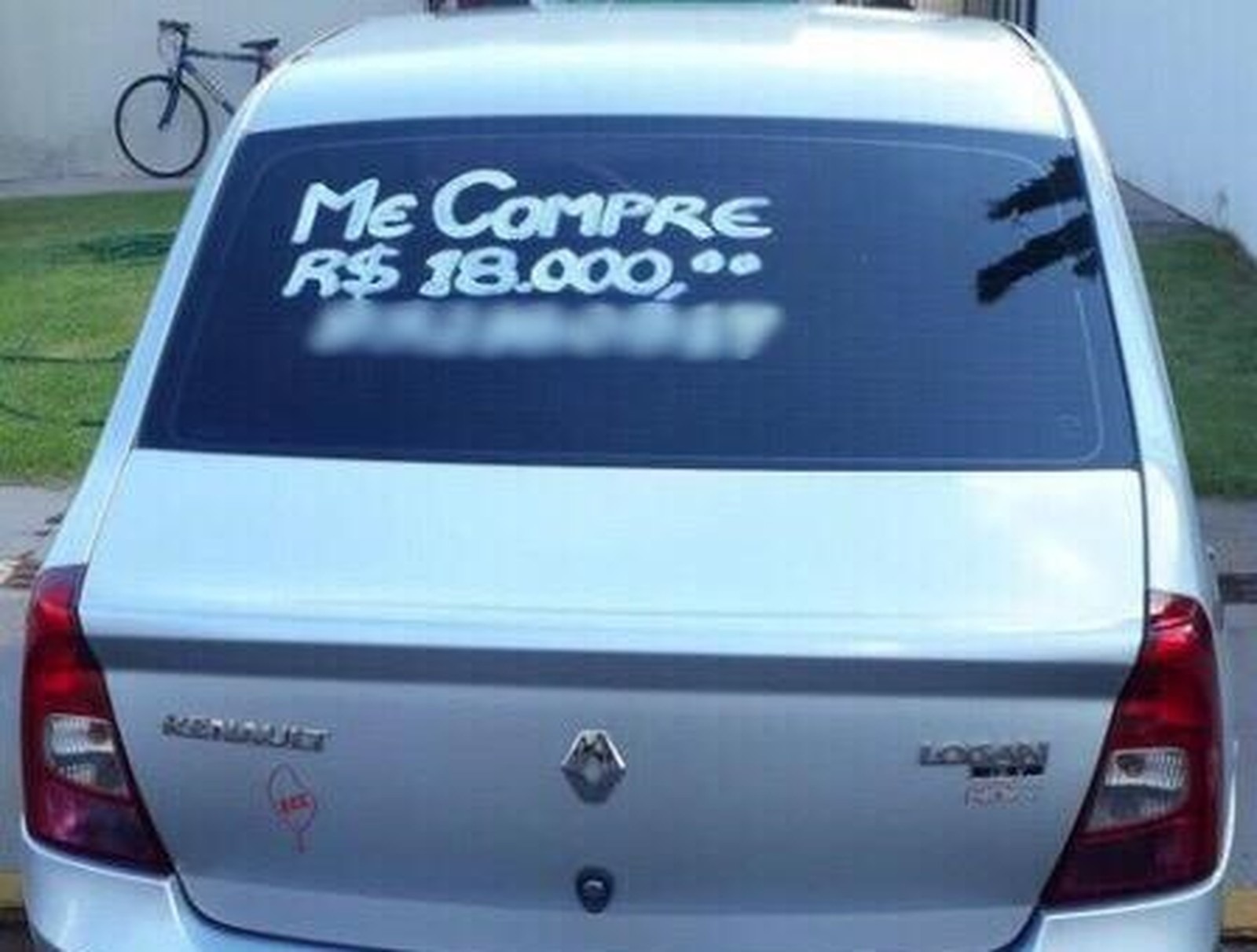 Carro com anúncio de