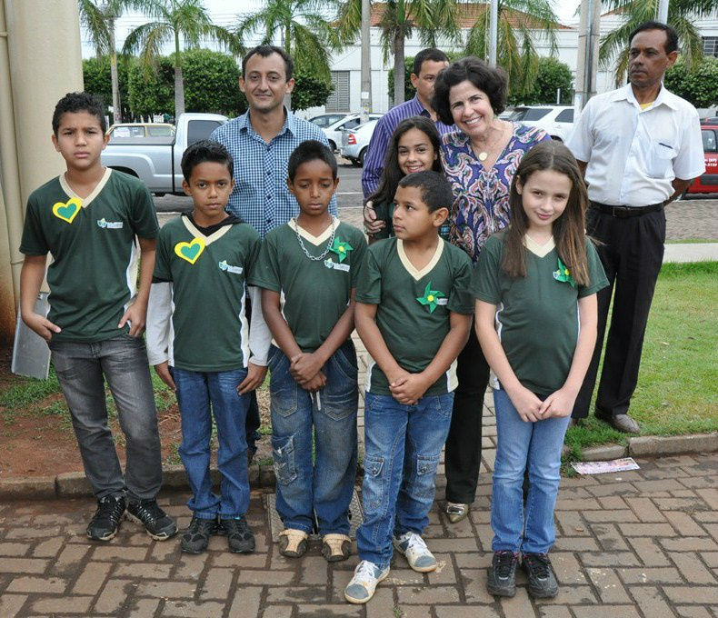Prefeita e as crianças das Escolas Municipais.Foto: Divulgação