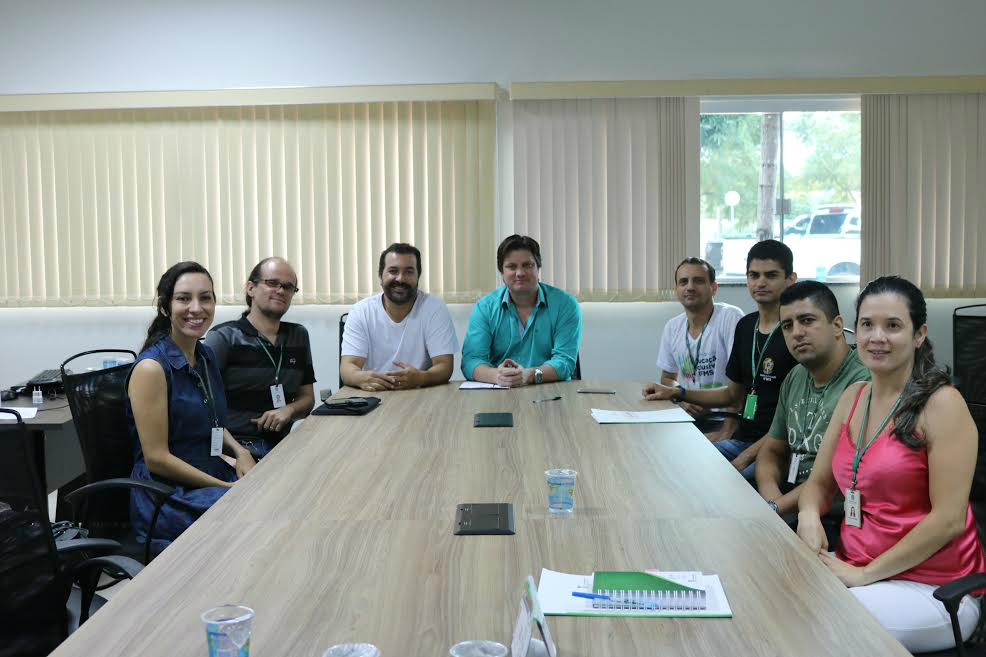 A comissão formada por sete servidores e os vereadores André Bittencourt e Bazé ao centro