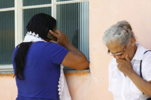 Familiares da jovem que morreu se desesperam em posto de saúde