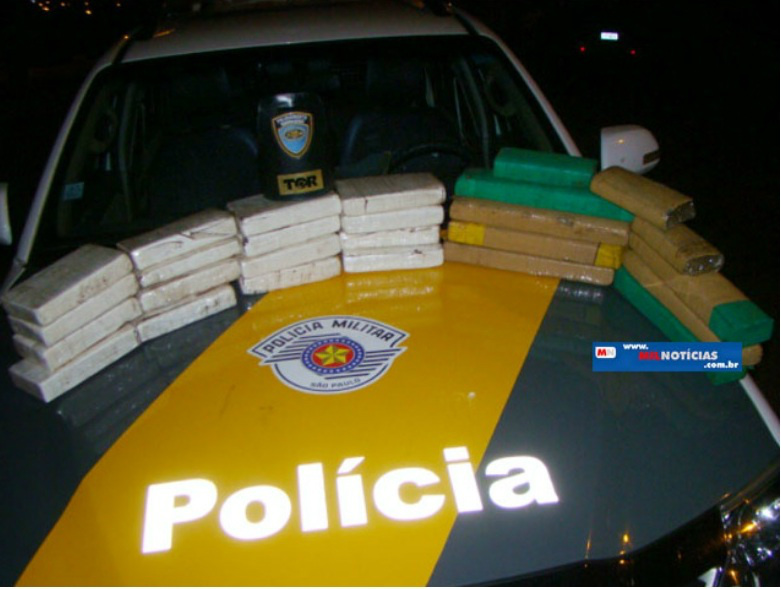 Foram apreendidos 15 quilos de cocaína (pacotes brancos) e 10 quilos de maconha (pacotes coloridos). Foto: Manoel Messias/MIL NOTICIAS