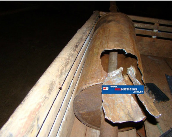 Droga estava dentro de um escapamento 'amarrado' na parte debaixo da Hillux. Foto: Manoel Messias/Mil Noticias