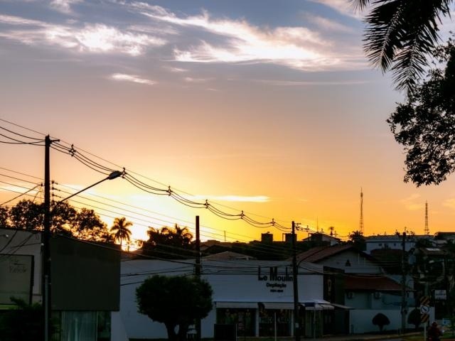 Amanhecer do dia no bairro Itanhangá Park, em Campo Grande. (Foto: Henrique Kawaminami)