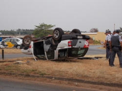Viatura capota na rodovia.Foto: Divulgação