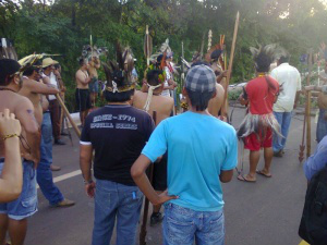 Os índios bloqueiam rodoviaFoto: Divulgação