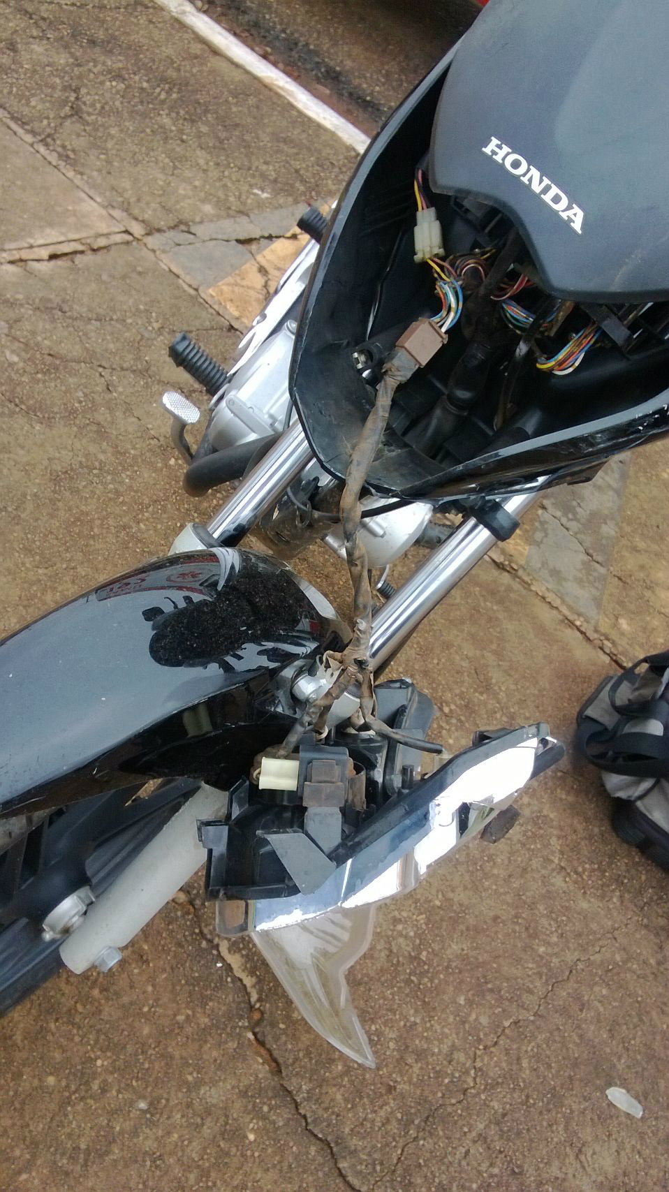 Danos ocorridos na motocicleta, após o acidente. Foto: Rádio Caçula