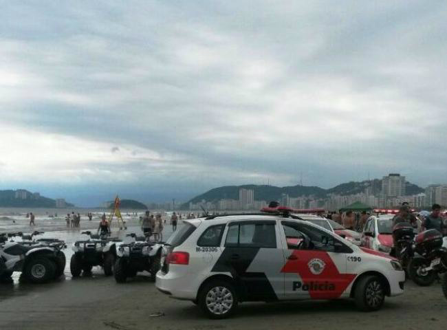 Casal foi flagrado namorando dentro da água em Santos (Thiago Fernandes/Arquivo Pessoal)