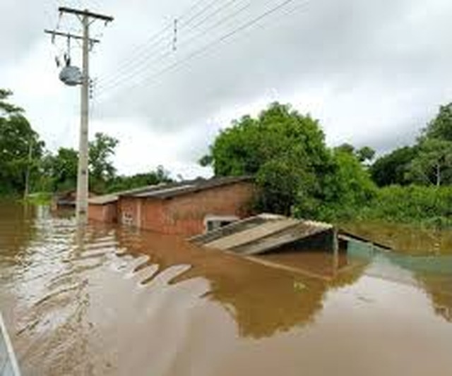 Defesa civil utiliza barco para ver os estragos ocasionados pela chuva em Nioaque. — Foto: Ascom prefeitura de Nioaque/ Divulgação