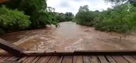 Chuva interditou ponte sobre o rio que corta a cidade (Foto: reprodução / vídeo) 