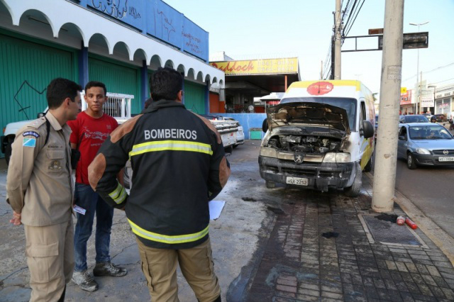 Bombeiros conversam com o condutor da van, que ficou com o motor destruída. (Foto: Fernando Antunes)