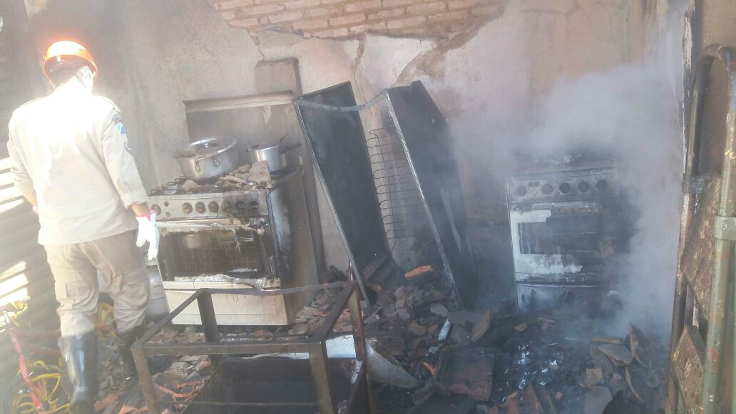 O incêndio aconteceu no bairro Jardim Dourados. Foto: Rádio Caçula. 