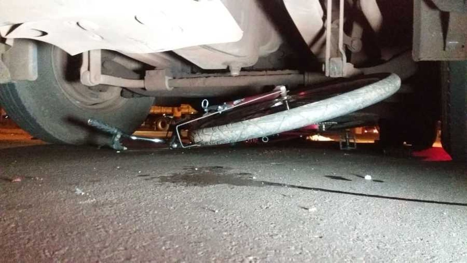 Bicicleta ficou debaixo de carreta, em Nova Andradina (MS). — Foto: Márcio Rogério/Nova News