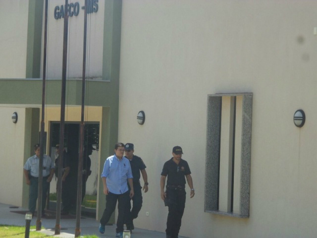 Gilmar Olarte deixa a sede do Gaeco após interrogatório que durou mais de três horas.
