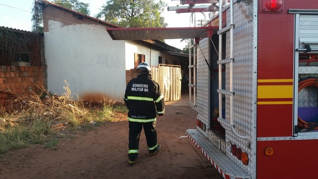 Corpo de Bombeiros controlando incêndio em uma residência no bairro Santa Rita. Foto: 5º GBM/TL