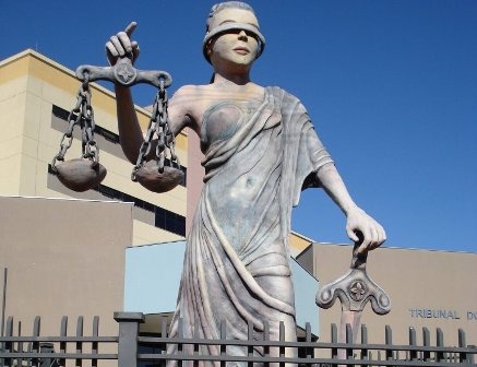 Monumento em frente ao Fórum de Campo Grande 