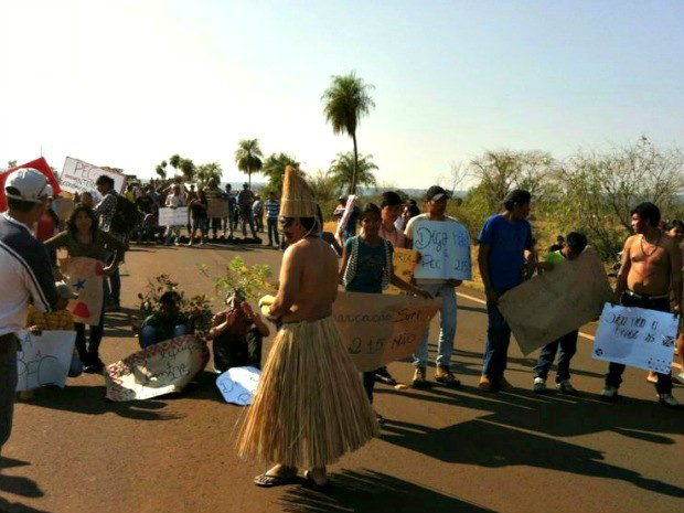 Índios protestam na Br com cartazes.Foto: Divulgação