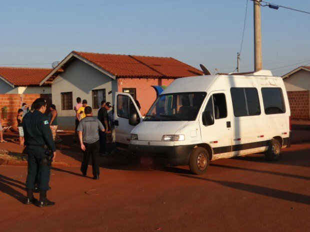 Homem foi morto a tiros quando dirigia van (Foto: Osvaldo Duarte/ Dourados News)