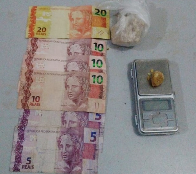 Crack, balança de precisão e dinheiro apreendido durante a ação no bairro Vila Piloto. Foto: Rádio Caçula.