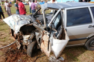 Uno ficou totalmente destruído (Foto: Ivi Notícias)