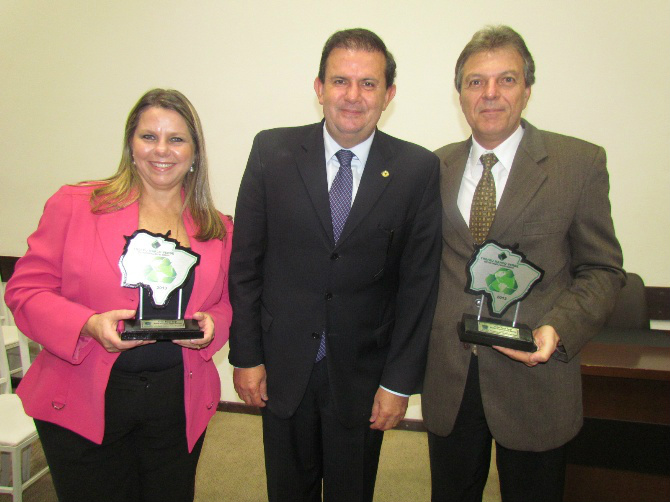 O parlamentar entregou o troféu Marco Verde aos representantes da Fibria e Metalfrio.Foto:Divulgação