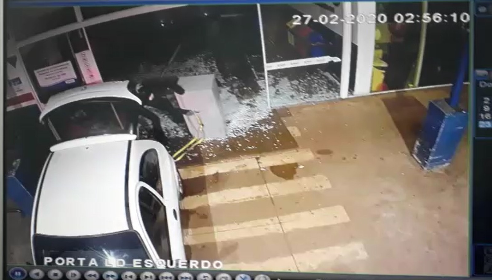 Carro estoura porta de local para furtar cofre. Foto: Câmera de segurança/Rádio Caçula.