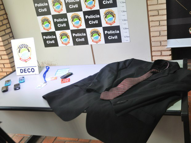 Objetos utilizados pelos suspeitos para aplicar golpe (Foto: Graziela Rezende/G1 MS)