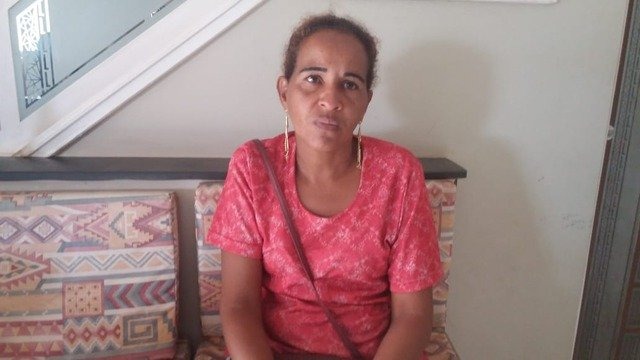 A dona de casa Neuza Benedito da Silva (41) compareceu à Rádio Caçula relatando a recaído no estado de saúde do marido que foi acometido por uma Dengue Hemorrágica no início do ano. Foto: Rádio Caçula.