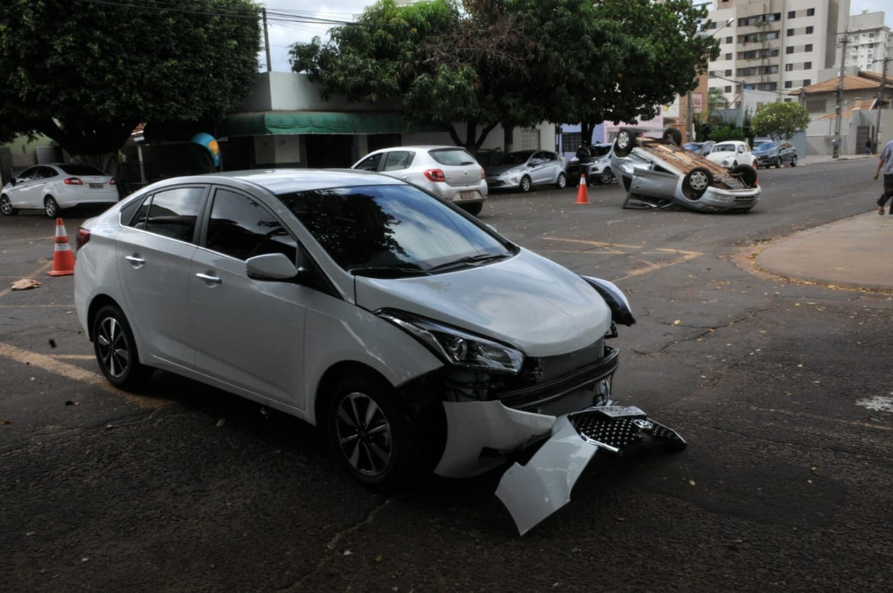 Carros ficaram bastante danificados com acidente - Foto: Foto: Valdenir Rezende/ Correio do Estado