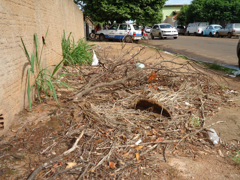 Duas infrações na mesma foto mostram o descaso dos administradores municipais