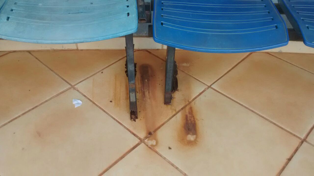 Cadeiras do Cemitério Municipal estão todas enferrujadas e moradora corta o pé. Foto enviada por internauta.