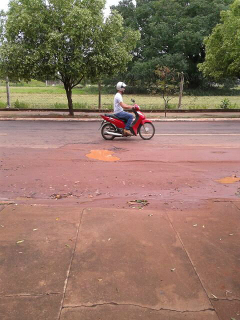 Motociclista é obrigado a desviar.