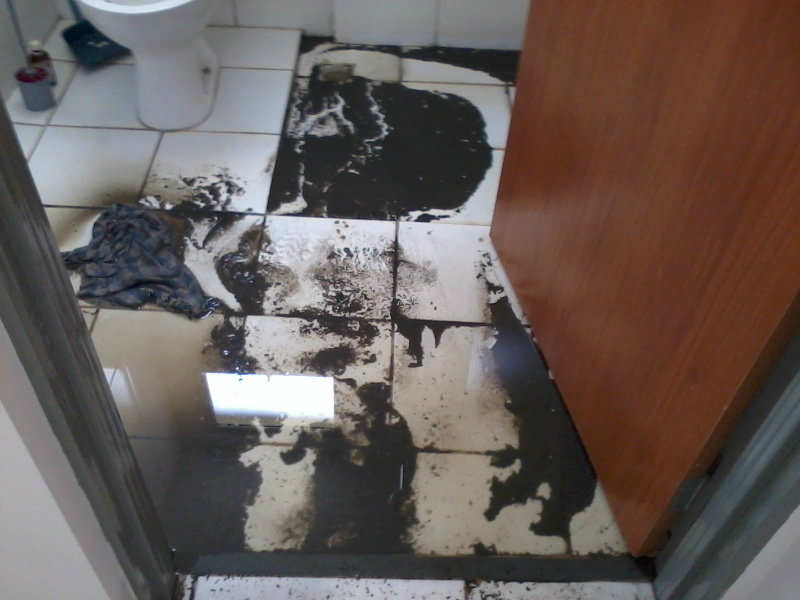 Banheiro inundado pelo esgoto. Foto: Rádio Caçula