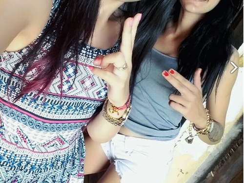 Adolescentes postaram fotos nas redes sociais 'ostentando' as joias roubadas (Foto: Polícia Militar/Divulgação)