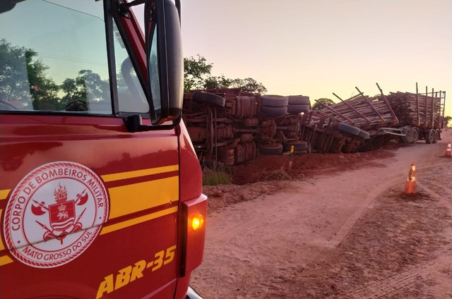 Carreta carregada de eucalipto tomba em estrada vicinal. Foto: 5º GBM