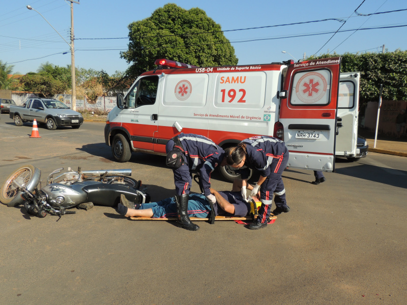 O condutor da moto foi encaminhado ao Pab juntamente com sua esposa com ferimentos leves.Foto: Rádio Caçula