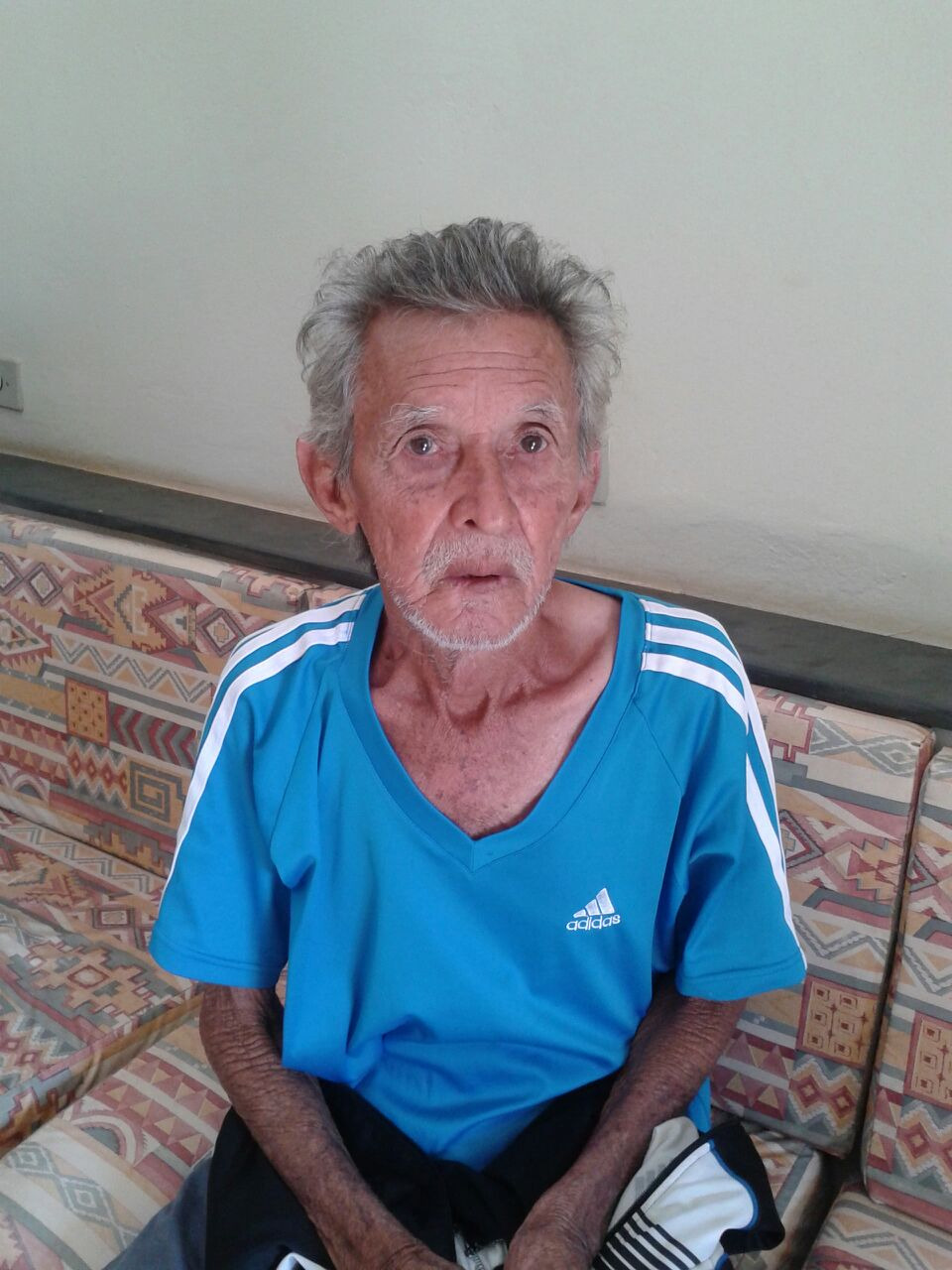 O idoso Adão Berco da Silva de 67 anos, está perdido e quer encontrar a família. 