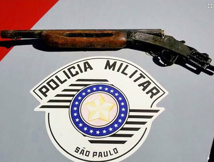 A arma usada pelo atirador, uma espingarda calibre 28, foi apreendida pela equipe da Polícia Militar. Foto: Polícia Militar/Divulgação