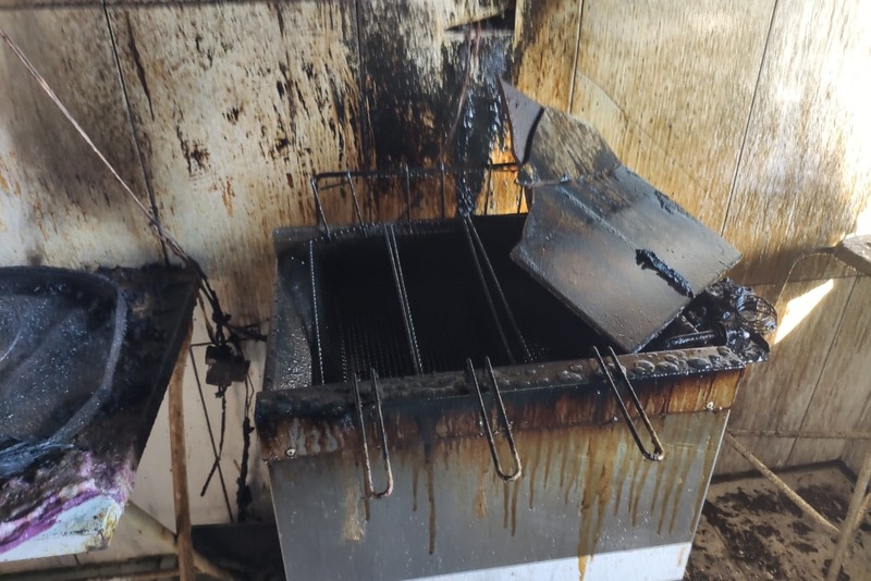 Fritadeira pela fogo e bombeiros são acionados. Foto: 5º GBM/TL