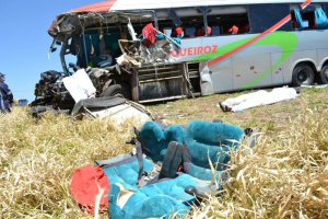 Apenas o condutor foi identificado, três pessoas morreram.Foto: C.G. News