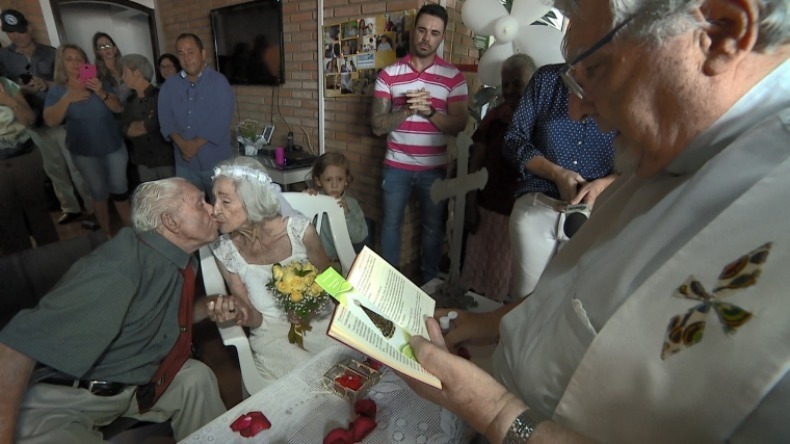Casal durante cerimônia em Campinas. (Foto: Foto: Vanderlei Duarte/EPTV)