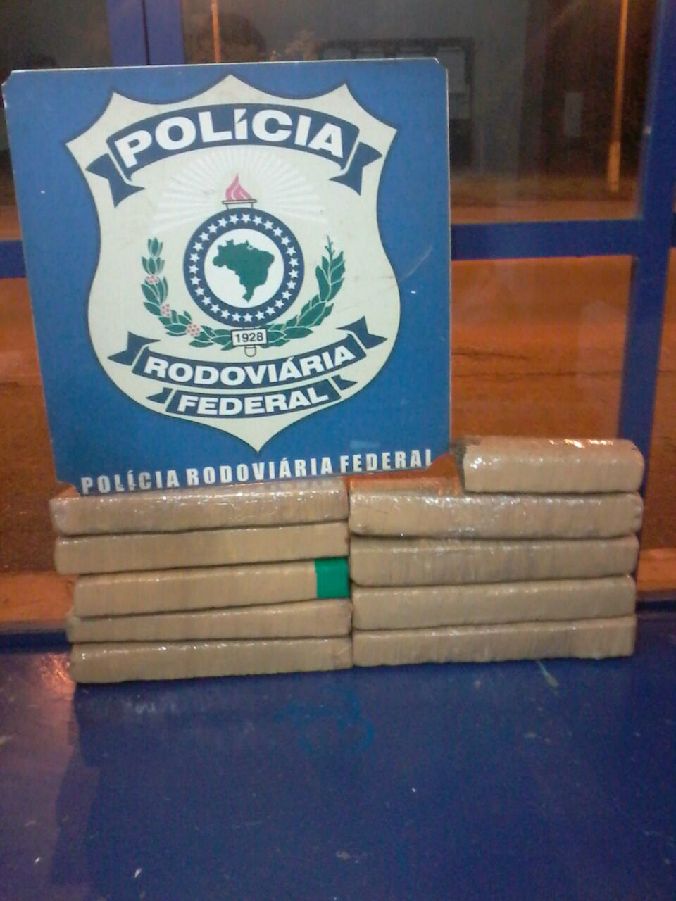 PRF apreendeu 10 kg de maconha na madrugada de hoje (16) em Água Clara (MS)