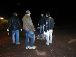 Homem foi arrastado por quase 100 metros após ser atropelado - Fotos: Osvaldo Suarte