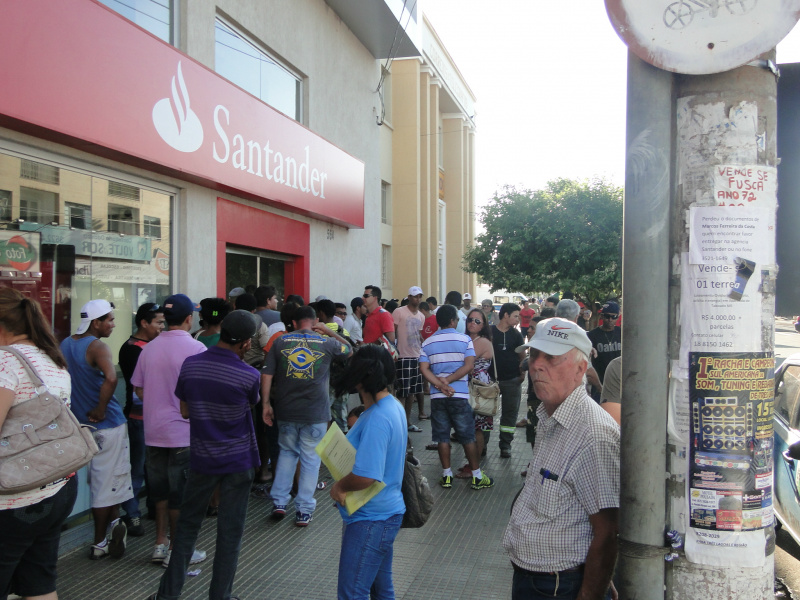 Trabalhadores enfrentam longas filas para receber.Foto: Rayani Santa Cruz