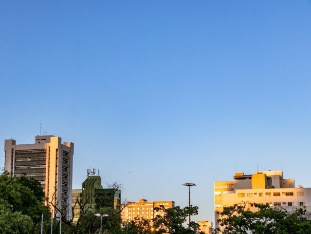 Dia amanhecendo com sol em Campo Grande (Foto: Henrique Kawaminami)